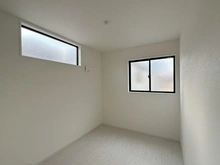 【大阪府/高槻市東上牧】高槻市東上牧2期2号棟 洋室：約4.9帖の洋室です。クローゼット付のお部屋です！