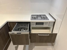 【大阪府/高槻市東上牧】高槻市東上牧2期2号棟 キッチン：食器乾燥機付き。三口ガスコンロとグリルもついております！