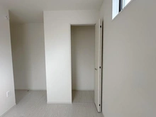 【大阪府/高槻市東上牧】高槻市東上牧2期2号棟 洋室：約4.9帖の洋室のクローゼットです。