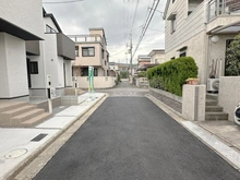 【大阪府/高槻市東上牧】高槻市東上牧2期2号棟 前面道路：公道4.2mの前面道路です。