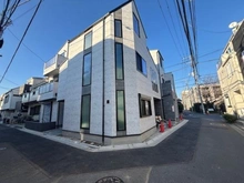 【東京都/中野区中野】中野区中野六丁目　新築戸建　C棟　 建築中の外観：全3棟　写真中央