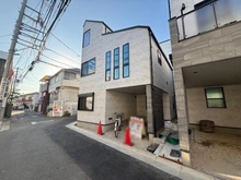 【東京都/中野区中野】中野区中野六丁目　新築戸建　C棟　 建築中の外観：全3棟　写真中央