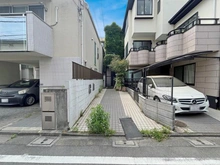 【東京都/渋谷区広尾】渋谷区広尾2丁目 中古戸建 外観：中央奥の建物です。