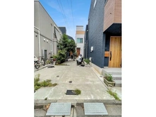 【東京都/杉並区井草】杉並区井草5丁目　中古戸建 外観：写真中央部より右手側の白い建物が対象地