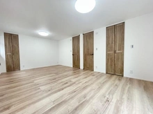 【東京都/新宿区新小川町】新宿区新小川町　新築戸建　1号地 3階洋室（約12.3帖）：将来的に2部屋に間切りすることも可能な間取りです。