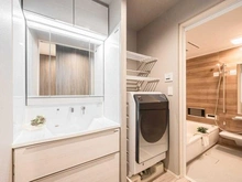 【埼玉県/所沢市美原町】所沢市美原町4丁目中古戸建 洗面室：家具調度品は価格に含まれません。