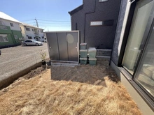 【埼玉県/さいたま市見沼区大字中川】さいたま市見沼区大字中川字大山　戸建 庭：南向き隣地が駐車場のため、陽当たり良好です。