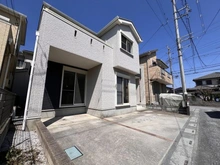 【埼玉県/さいたま市西区大字佐知川】さいたま市西区大字佐知川　戸建 外観：車は2台駐車することができます。
(車種による)