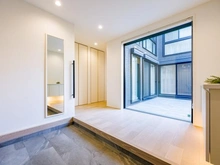 【埼玉県/さいたま市北区土呂町】さいたま市北区土呂町　積水ハウス施工2世帯邸宅 玄関