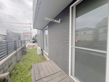 【埼玉県/上尾市柏座】上尾市柏座3丁目　一条工務店施工戸建 バルコニー：1階ウッドバルコニー