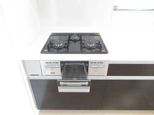 【東京都/立川市若葉町】立川市若葉町3丁目　戸建 キッチン：三口コンロ