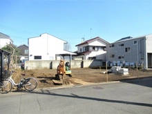【東京都/武蔵村山市学園】武蔵村山市学園4丁目　新築戸建　A号棟 現地（建築前）：全2棟現場　向かって左側区画