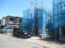 【東京都/武蔵村山市学園】武蔵村山市学園4丁目　新築戸建　A号棟 建築中の外観：全2棟現場　向かって左側区画