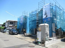 【東京都/武蔵村山市学園】武蔵村山市学園4丁目　新築戸建　A号棟 建築中の外観：全2棟現場　向かって左側区画