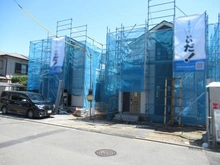 【東京都/武蔵村山市学園】武蔵村山市学園4丁目　新築戸建　B号棟 建築中の外観：全2棟現場　向かって右側区画