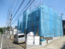 【東京都/調布市東つつじケ丘】調布市東つつじヶ丘2丁目　新築戸建　1号棟 建築中の外観：全2棟現場　手前側区画