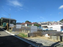 【神奈川県/川崎市多摩区生田】グランエクセラ生田4丁目　新築戸建　2号棟 建築中の外観：全5区画　手前から2番目区画