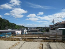 【神奈川県/川崎市多摩区生田】グランエクセラ生田4丁目　新築戸建　5号棟 建築中の外観：全5区画　一番手前側区画