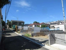 【神奈川県/川崎市多摩区生田】グランエクセラ生田4丁目 新築戸建 1号棟 建築中の外観:全5区画 一番手前側区画