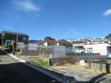 【神奈川県/川崎市多摩区生田】グランエクセラ生田4丁目 新築戸建 2号棟 建築中の外観:全5区画 手前から2番目区画