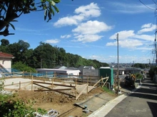 【神奈川県/川崎市多摩区生田】グランエクセラ生田4丁目 新築戸建 5号棟 建築中の外観:全5区画 一番手前側区画