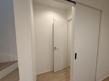 【東京都/足立区大谷田】足立区大谷田5丁目　新築戸建 トイレ：トイレの前に仕切りのトビラがあります。