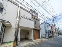 【東京都/北区上中里】北区上中里三丁目　中古戸建 外観：写真右手の茶色の戸建
