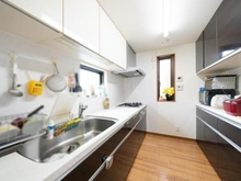 【東京都/北区赤羽西】北区赤羽西6丁目　中古戸建 キッチン：カップボード付（2階部分）