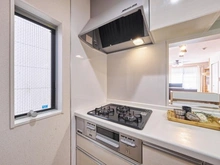 【東京都/板橋区蓮根】板橋区蓮根1丁目　中古戸建 キッチン：換気に利用可能な窓付き