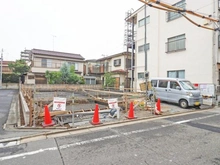 【東京都/足立区新田】足立区新田1丁目　新築戸建2号棟 建築中の外観：全2区画右側