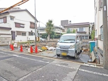 【東京都/足立区新田】足立区新田1丁目　新築戸建2号棟 建築中の外観：全2区画右側