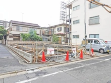 【東京都/足立区新田】足立区新田1丁目　新築戸建2号棟 建築中の外観：全2区画右側