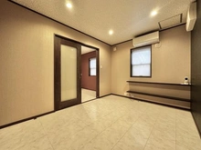 【兵庫県/神戸市中央区下山手通】神戸市中央区下山手通8丁目　中古戸建 サービスルーム（納戸）：【約6.0帖】
※家具調度品は価格に含まれません。