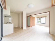 【東京都/墨田区立花】墨田区立花二丁目借地権付戸建 ダイニングキッチン：洋室のウォールドアを開いています。