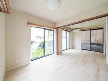 【東京都/墨田区立花】墨田区立花二丁目借地権付戸建 洋室：ダイニングキッチンのウォールドアを開いています。
※1階の洋室