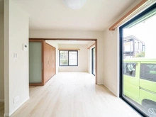 【東京都/墨田区立花】墨田区立花二丁目借地権付戸建 ダイニング：洋室のウォールドアを開いています。