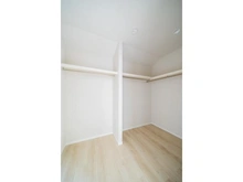 【東京都/墨田区立花】墨田区立花二丁目借地権付戸建 収納：2階7.4帖洋室のウォークインクローゼット