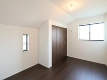 【神奈川県/横浜市旭区南本宿町】旭区南本宿町　新築戸建 洋室：5.3帖　東向き