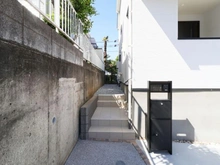 【神奈川県/横浜市旭区南本宿町】旭区南本宿町　新築戸建 アプローチ