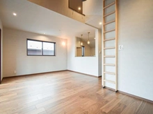 【神奈川県/横浜市旭区四季美台】旭区四季美台　新築戸建 リビング・ダイニング：右奥にキッチン