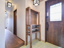 【神奈川県/横浜市旭区四季美台】旭区四季美台　新築戸建 玄関：玄関に備え付けの棚