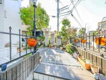 【神奈川県/横浜市泉区岡津町】泉区岡津町　中古一戸建 アプローチ