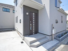 【神奈川県/大和市福田】大和市福田5丁目　新築戸建　D号棟 アプローチ：駐車場から玄関へ