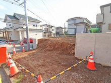 【神奈川県/横浜市戸塚区深谷町】戸塚区深谷町　新築戸建A号棟 現地（建築前）：全3棟／三角コーン奥側