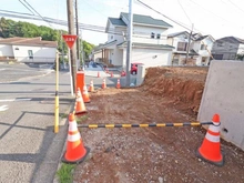 【神奈川県/横浜市戸塚区深谷町】戸塚区深谷町　新築戸建A号棟 現地（建築前）：全3棟／三角コーン奥側