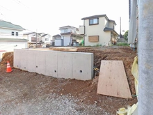 【神奈川県/横浜市戸塚区深谷町】戸塚区深谷町　新築戸建B号棟 現地（建築前）：全3棟/三角コーン手前側