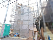 【神奈川県/横浜市戸塚区深谷町】戸塚区深谷町　新築戸建C号棟 建築中の外観：全3棟／写真真ん中の建物