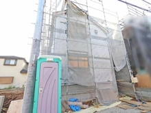 【神奈川県/横浜市戸塚区深谷町】戸塚区深谷町　新築戸建C号棟 建築中の外観：全3棟／写真真ん中の建物