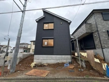 【神奈川県/横浜市戸塚区深谷町】戸塚区深谷町　新築戸建C号棟 建築中の外観：全3棟　写真中央