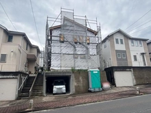 【神奈川県/横浜市泉区西が岡】泉区西が岡2丁目　新築戸建 建築中の外観：写真中央